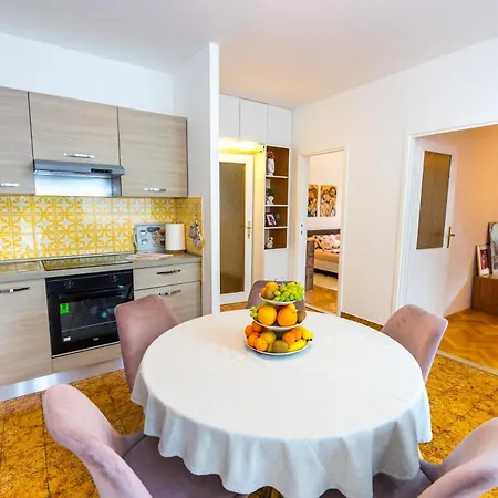 Cozy 2 Bedroom 15 Min Walk From Center And Lägenhet