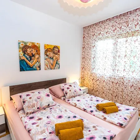 Cozy 2 Bedroom 15 Min Walk From Center And Lägenhet