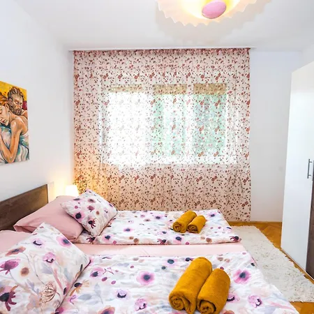 Cozy 2 Bedroom 15 Min Walk From Center And Apartamento Split