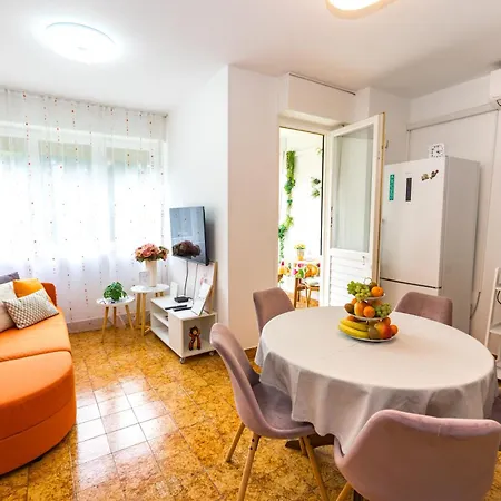 Cozy 2 Bedroom 15 Min Walk From Center And * Split