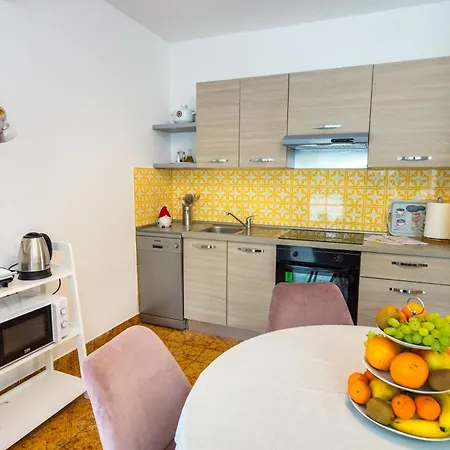 Cozy 2 Bedroom 15 Min Walk From Center And * 斯普利特