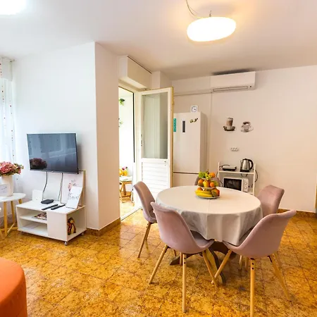 Cozy 2 Bedroom 15 Min Walk From Center And Split