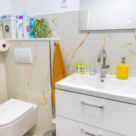 Cozy 2 Bedroom 15 Min Walk From Center And