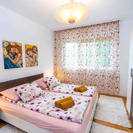 Cozy 2 Bedroom 15 Min Walk From Center And 斯普利特