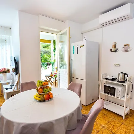 Cozy 2 Bedroom 15 Min Walk From Center And * Split