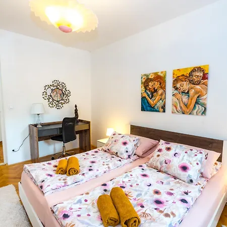 Cozy 2 Bedroom 15 Min Walk From Center And Split